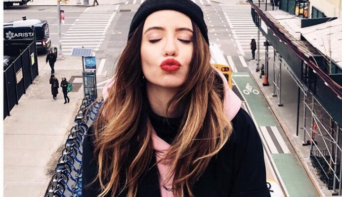 Ужасный пример: Дорофееву раскритиковали за неприличный жест на фото