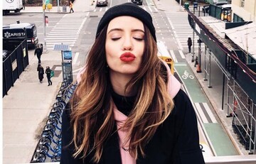 Ужасный пример: Дорофееву раскритиковали за неприличный жест на фото