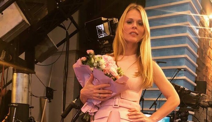 В диадеме с бриллиантами и вечернем платье: Оля Фреймут похвасталась роскошным образом