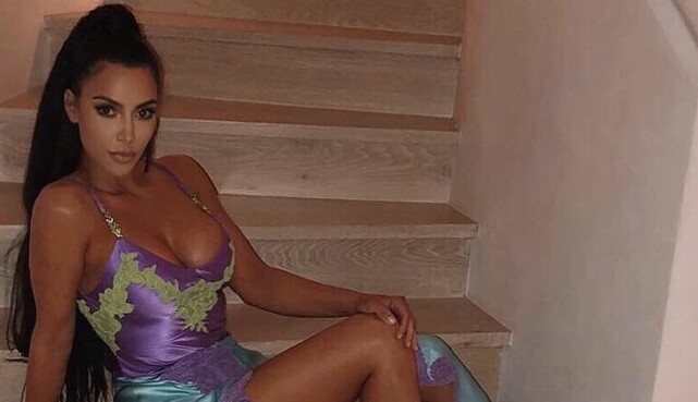 Ким Кардашьян в платье-комбинации оголила пышный бюст