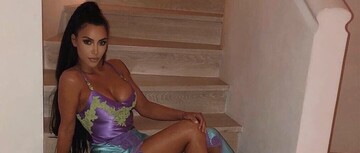 Ким Кардашьян в платье-комбинации оголила пышный бюст