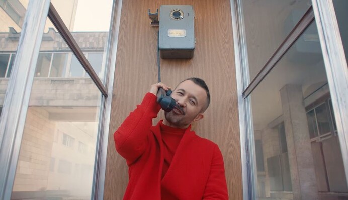 Красный голубь и телефонная будка: Бабкин выпустил минималистичный клип