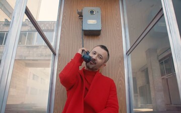 Красный голубь и телефонная будка: Бабкин выпустил минималистичный клип
