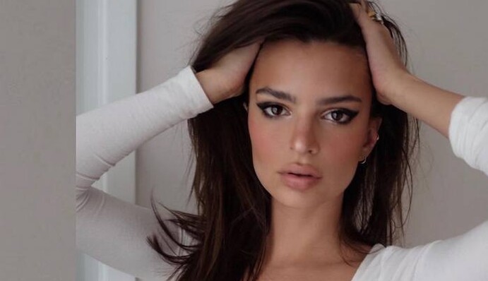 Знаменитая модель блеснула обнаженными ягодицами