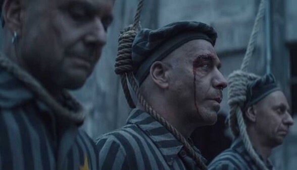 Непристойно и омерзительно: группа Rammstein подверглась острой критике за их новый клип