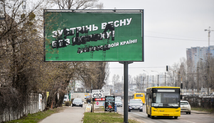 Горобець, а не дятел і пінгвін: які схеми використовують кандидати, щоб не мовчати в день тиші
