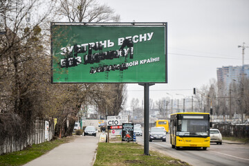 Горобець, а не дятел і пінгвін: які схеми використовують кандидати, щоб не мовчати в день тиші