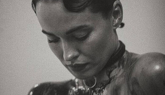 Чем старше, тем вкуснее: Астафьева восхитила сеть голой грудью