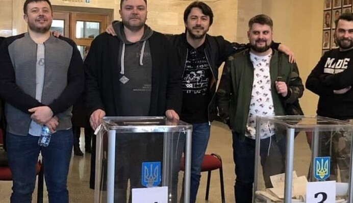 Со скандалом и в шортах: как украинские звезды выбирали президента