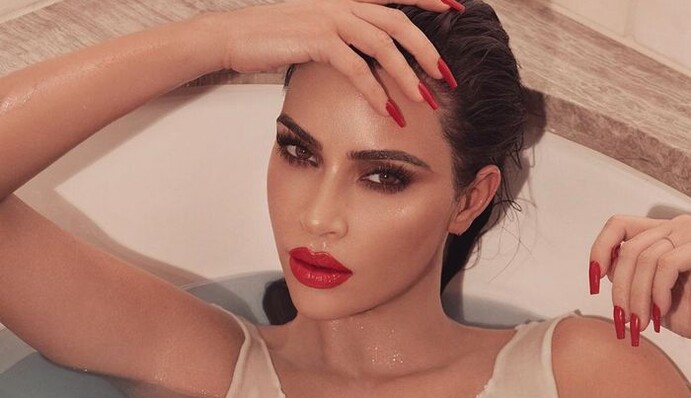 Кардашьян взбудоражила сеть фото в откровенном купальнике