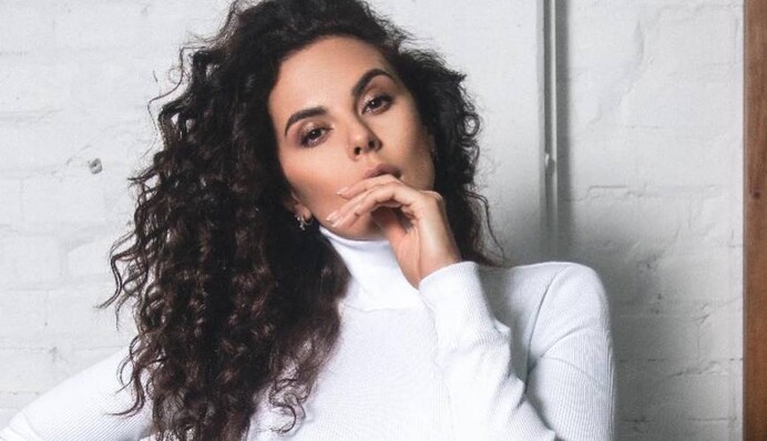 Со шторы сделала: Настя Каменских поделилась пикантным фото в белье