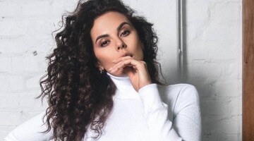 Со шторы сделала: Настя Каменских поделилась пикантным фото в белье