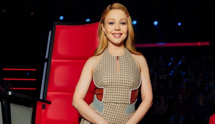 Свитер поверх платья: Тина Кароль удивила модным решением