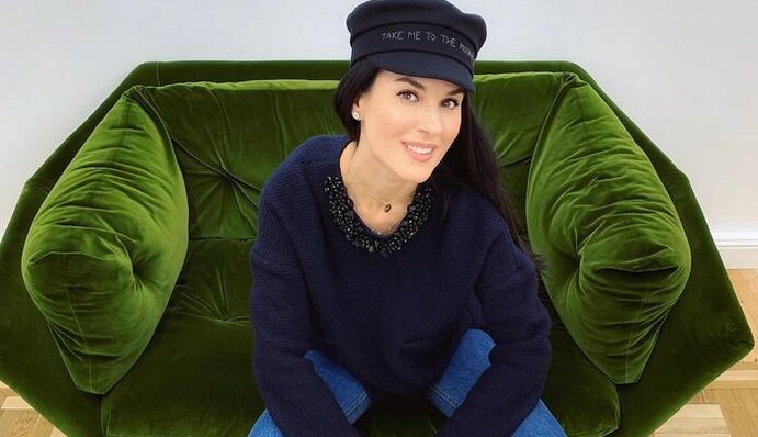 Сумки на полу не хватает: Ефросинина повеселила танцем в стиле 90-х