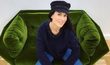 Сумки на полу не хватает: Ефросинина повеселила танцем в стиле 90-х