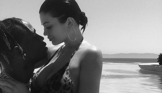 Сестра Кардашьян показала интимные фото с любимым