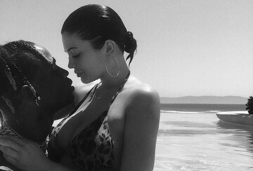 Сестра Кардашьян показала интимные фото с любимым