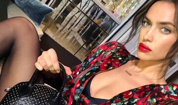 Без бюстгальтера и на каблуках: Ирина Шейк показала смелый образ