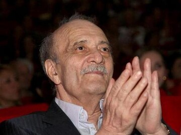 Под продолжительные аплодисменты: гроб с телом Данелии провели на кладбище