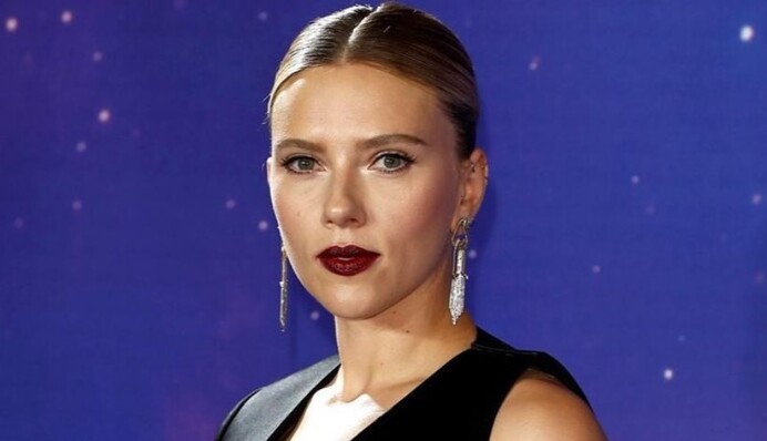 Скарлетт Йоханссон в дерзком комбинезоне блеснула бюстом на премьере 