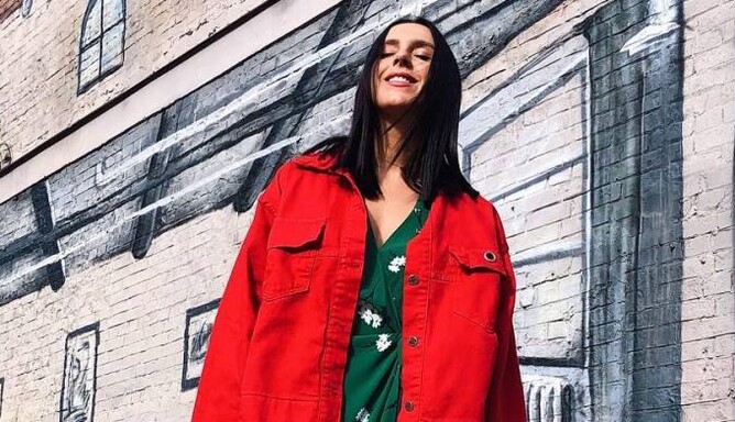 Модный тренд: Джамала показала, как носить платье с кроссовками