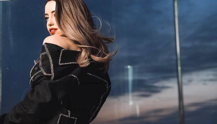 Неземная: Дорофеева засветила грудь в сексуальном платье