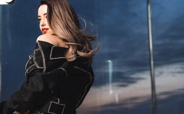 Неземная: Дорофеева засветила грудь в сексуальном платье