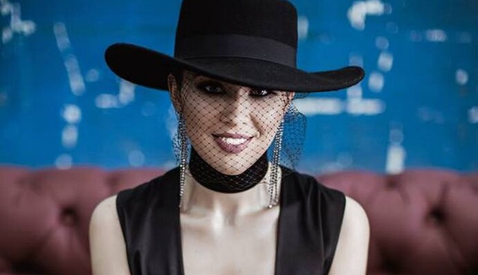 Колготки в сетку и никакого мяса: MARUV рассказала о своем райдере