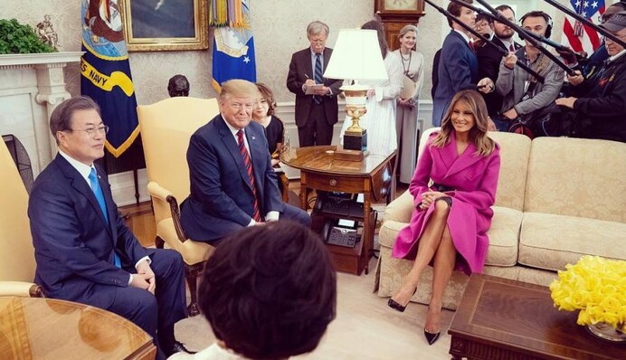 Мелания Трамп покорила ярким образом на официальной встрече