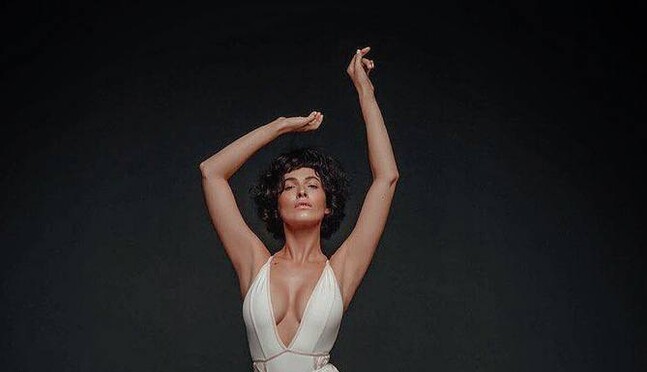 Как позировать в белье: Астафьева показала на видео лучшие позы для фотосессии