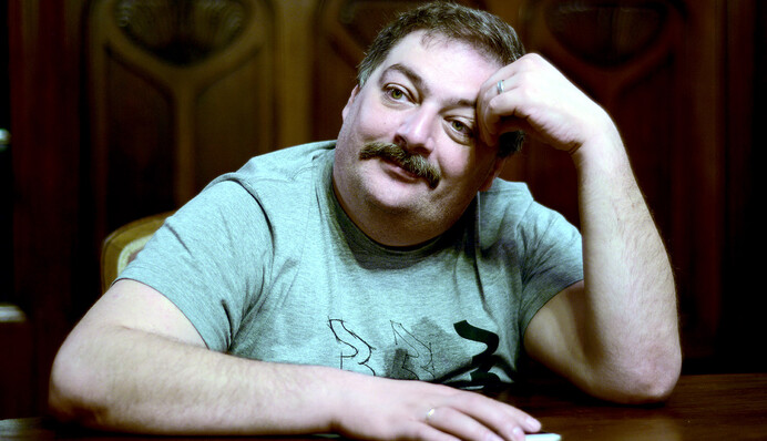 Долго не оказывали помощь: появились неожиданные подробности госпитализации писателя Быкова