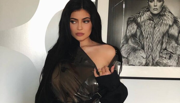 Кайли Дженнер в прозрачном плаще блеснула обнаженными ягодицами
