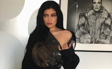 Кайли Дженнер в прозрачном плаще блеснула обнаженными ягодицами