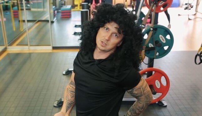 Известный телеведущий повеселил пародией на фото Каменских