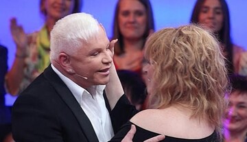 Тяжелобольной российский певец не смог самостоятельно вручить букет Пугачевой