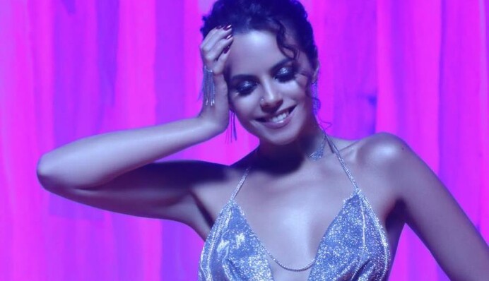 На Кардашьян похожа: Каменских в прозрачном платье вышла в свет