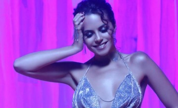 На Кардашьян похожа: Каменских в прозрачном платье вышла в свет