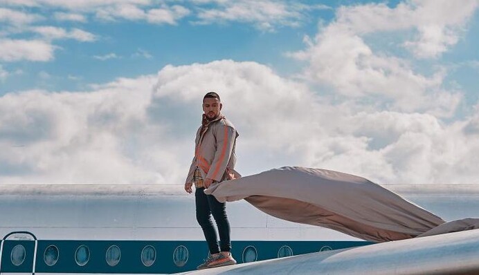 Зажигательные танцы и полет на крыле самолета: MONATIK взорвал сеть новым клипом