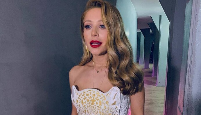 Тина Кароль сменила за вечер два эффектных наряда