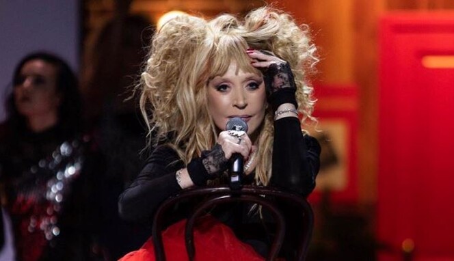 Шорты и юбка-пачка: Пугачева на юбилейном концерте удивила нарядами