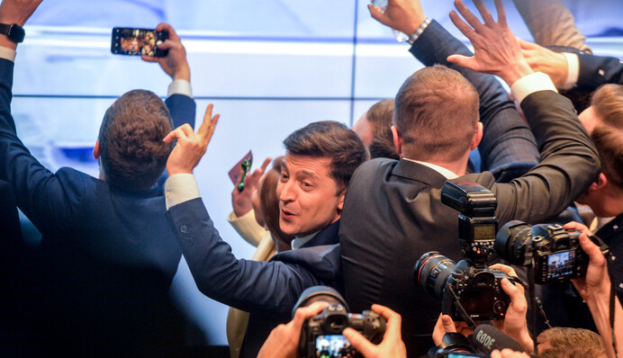 Шампанское и мысли о новой работе: что происходило в штабах Зеленского и Порошенко