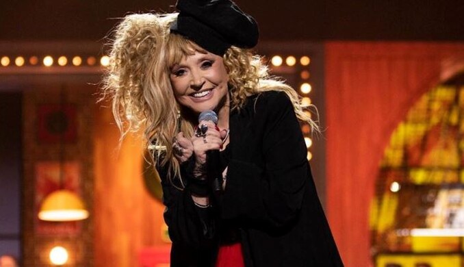 В украшении за миллион долларов и прозрачной юбке: Пугачева устроила прием по случаю юбилея