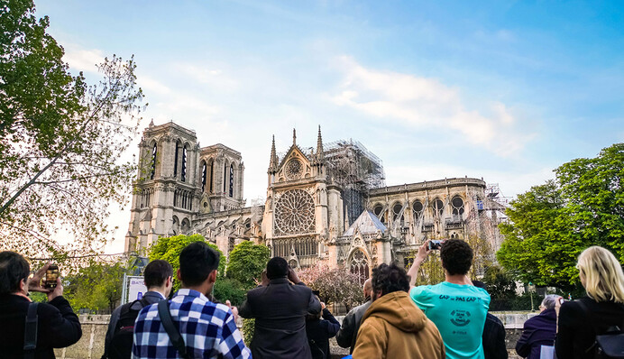 В Париж ехать некому: почему брошенный Нотр-Даму 