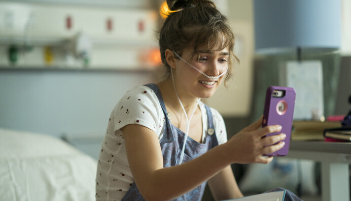 В пяти шагах к любви: в Украине покажут романтическую драму