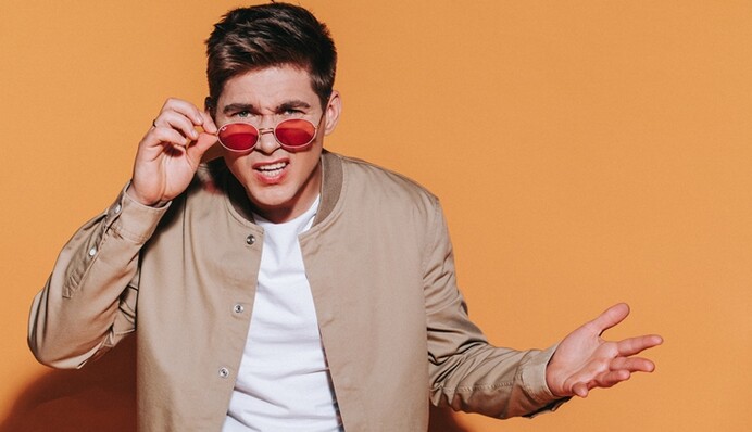 Взрывной юмор из 90-х: ведущий Евровидения выпустил пародию на хит группы 