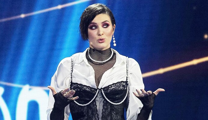 Скорую срочно: MARUV удивила фанатов фото на полу