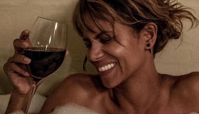 В ванне с пеной: 52-летняя голливудская звезда показала провокационное фото