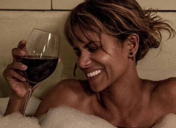 В ванне с пеной: 52-летняя голливудская звезда показала провокационное фото