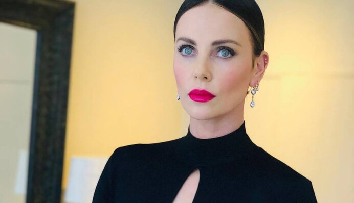 Голливудская звезда ошеломила смелым декольте на премьере фильма