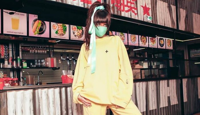 Намордник и мусорный пакет: Дорофеева озадачила фанов неожиданными образами